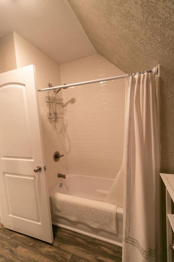 Spacious Rustic Downtown Market St 1 Bedroom Apt, Sleeps Up To 5, Steps To Honeywell & Eagles Theatre Wabash Exteriör bild